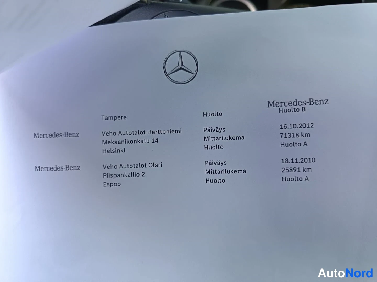 Asiakirja: Mercedes-Benzin huoltohistoria-asiakirja huolloista vuosina 2010 ja 2012 mittarilukemilla 25 891 km ja 71 318 km.