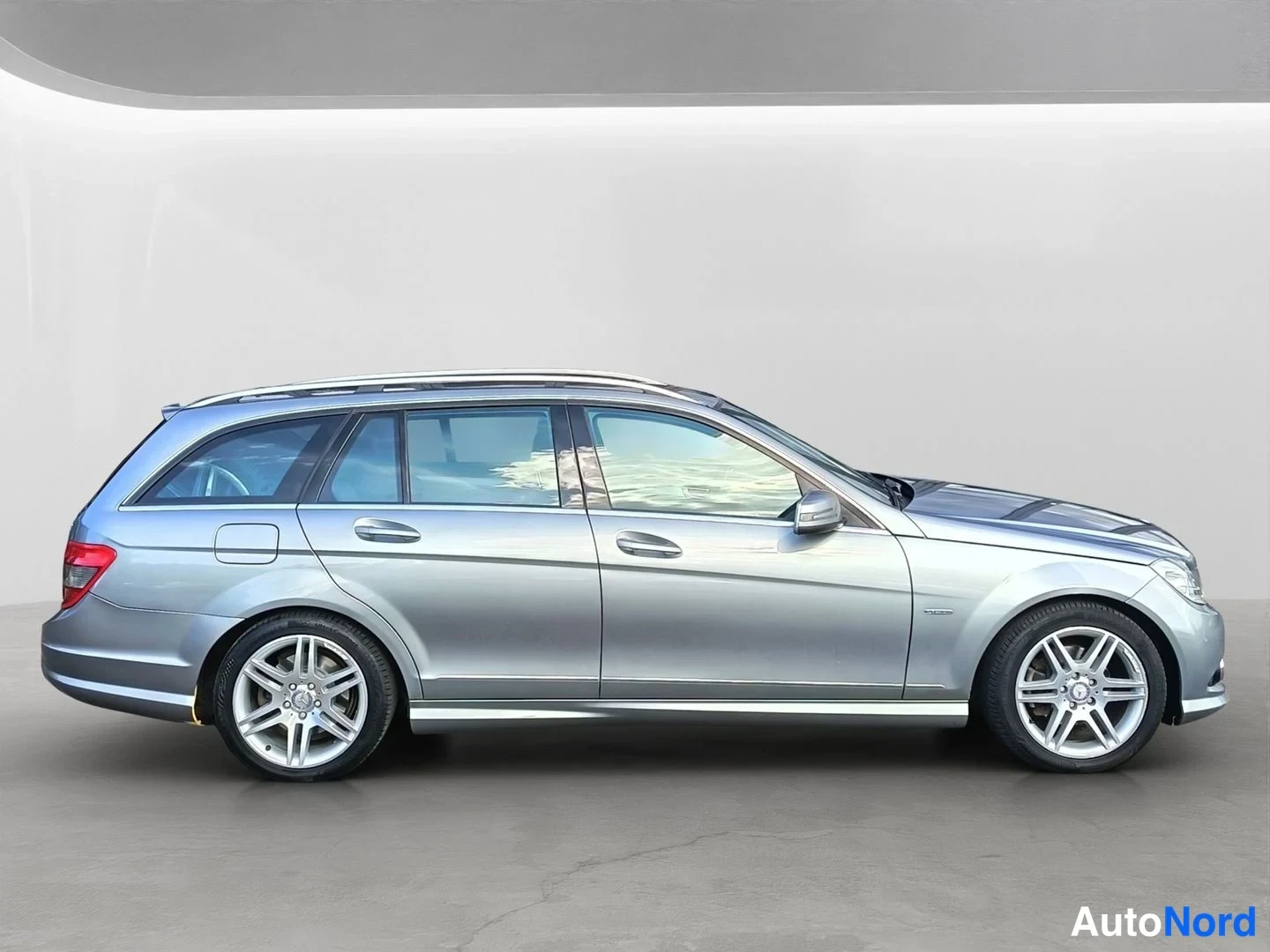 Sivulta: Mercedes-Benz C-sarjan farmari sivulta oikealta, hopeanharmaa, viisteenä myös keula.