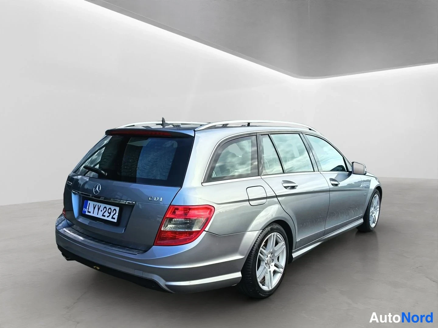Takaviisto: Mercedes-Benz C 220 CDI -farmari takaa-vinosti kuvattuna, rekisteritunnus, hopeanharmaa.