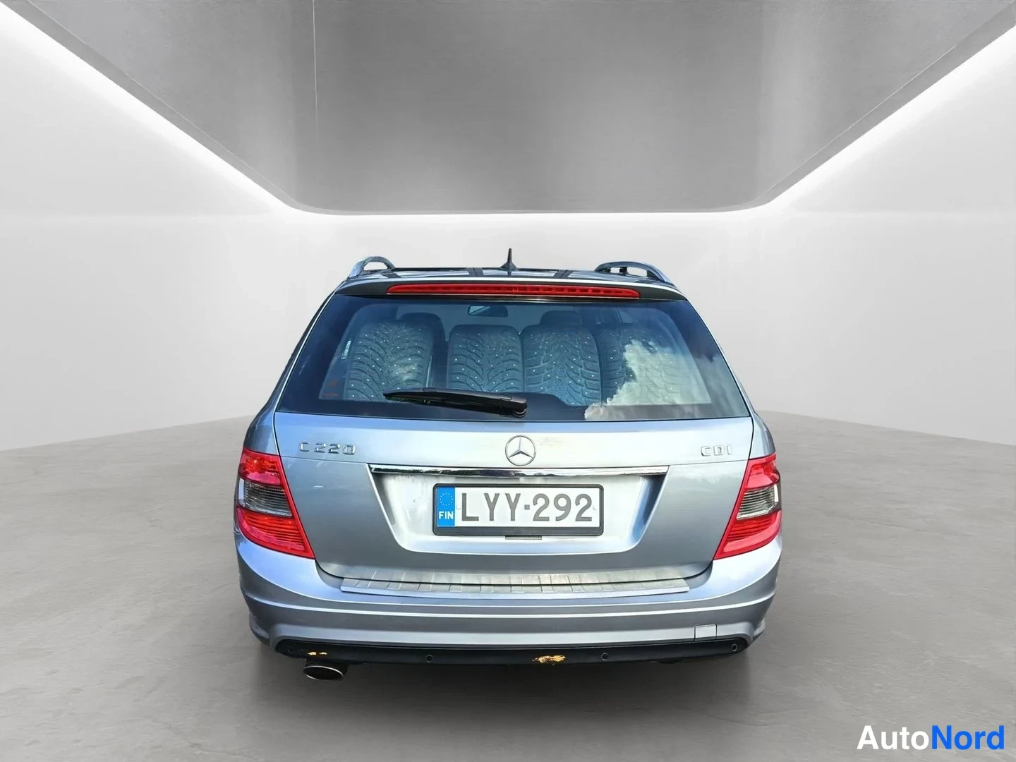 Takaa: Mercedes-Benz C 220 CDI -farmari suoraan takaa kuvattuna, rekisteritunnus.