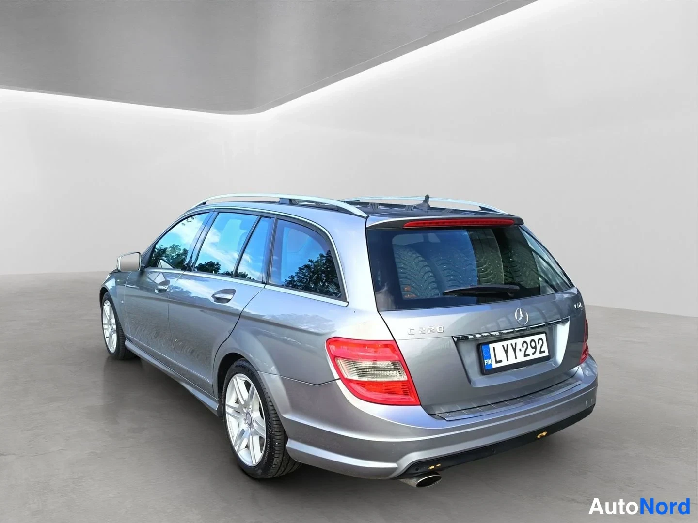 Takaviisto: Mercedes-Benz C 220 CDI -farmari takaa-vinosti kuvattuna oikealta puolelta, rekisteritunnus.