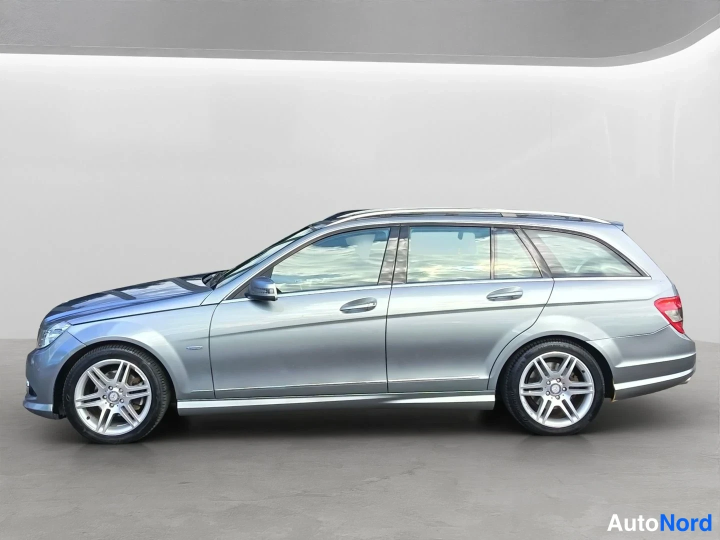 Sivulta: Mercedes-Benz C 220 CDI -farmari sivusta vasemmalta kuvattuna, hopeanharmaa.