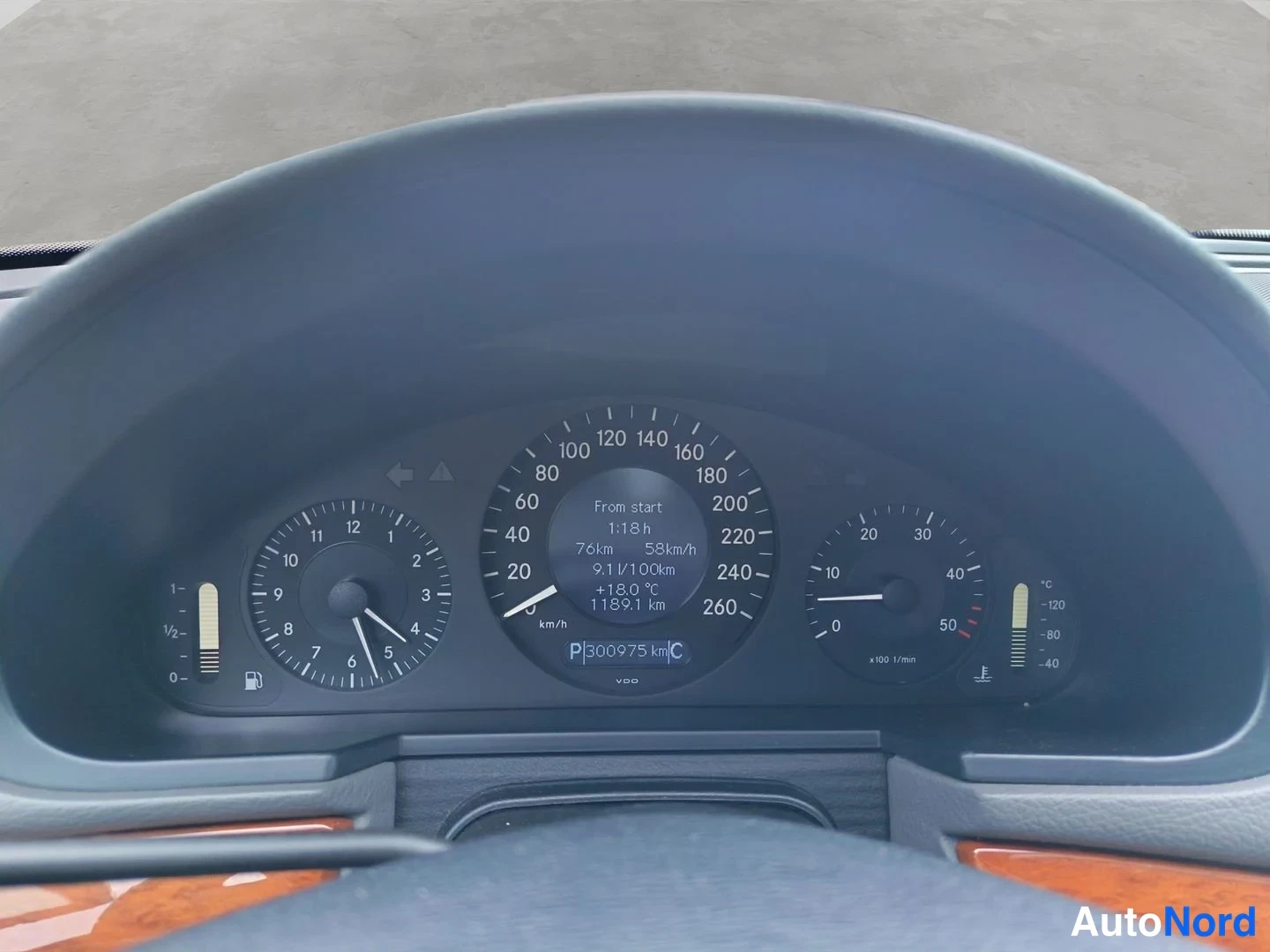 Yksityiskohta: Ohjauslaudan mittaristo: nopeusmittari astuu 260 km/h, mittaritila näyttää kokonaiskilometrimääräksi 1189.1 km.