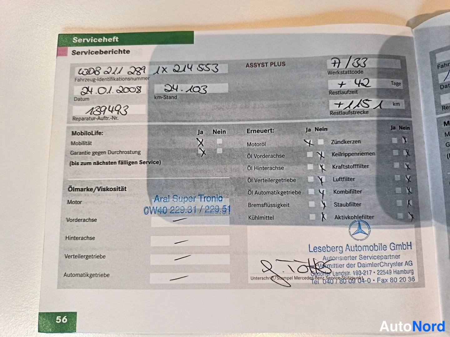 Muu: Mercedes-Benz Serviceheft -huoltopöytäkirja sivulla 56, jossa AASSYST PLUS -rivit ja elohopeata käsialaa sekä Leeseberg Automobile GmbH -leima.