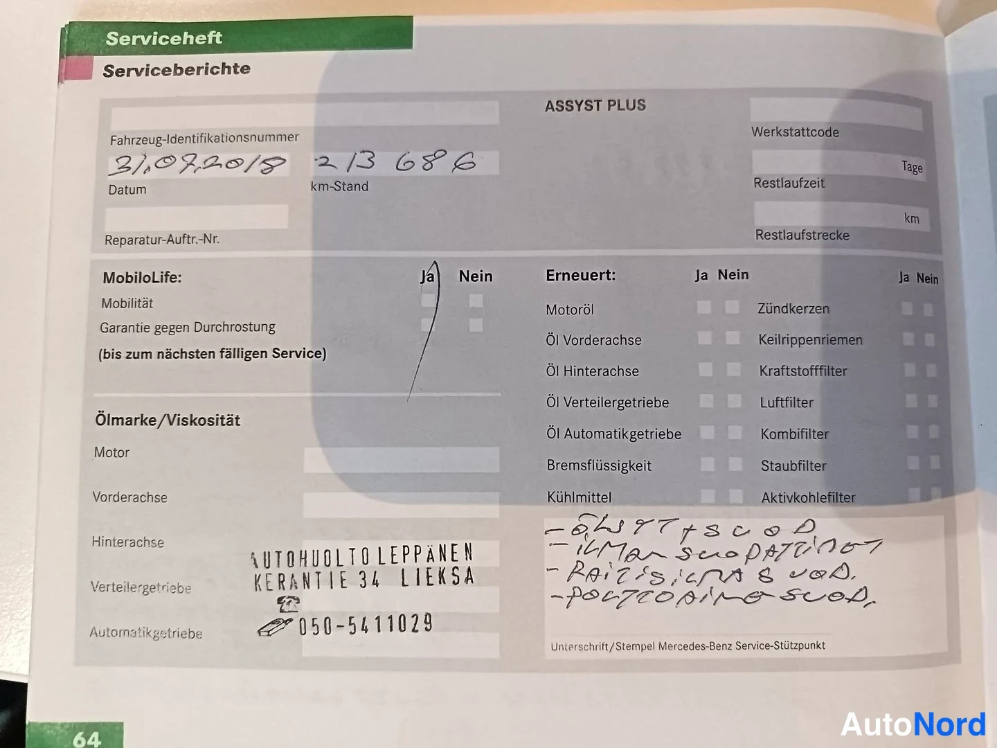 Yksityiskohta: Serviceheft-sivu, jossa huoltomerkintä päiväyksellä 31.09.2018, km-lukema 213686, Autohuolto Leppäsen leima ja käsinkirjoitetut huoltomuistiinpanot.
