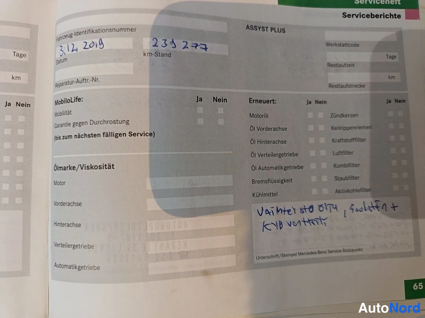 Asiakirja: Mercedes-Benz huoltokirjan ASSYST PLUS -huoltosivu, käsin kirjoitettu päivämäärä 3.12.2019, km-standi 239277, käsinkirjoituksia ja leimasinalue
