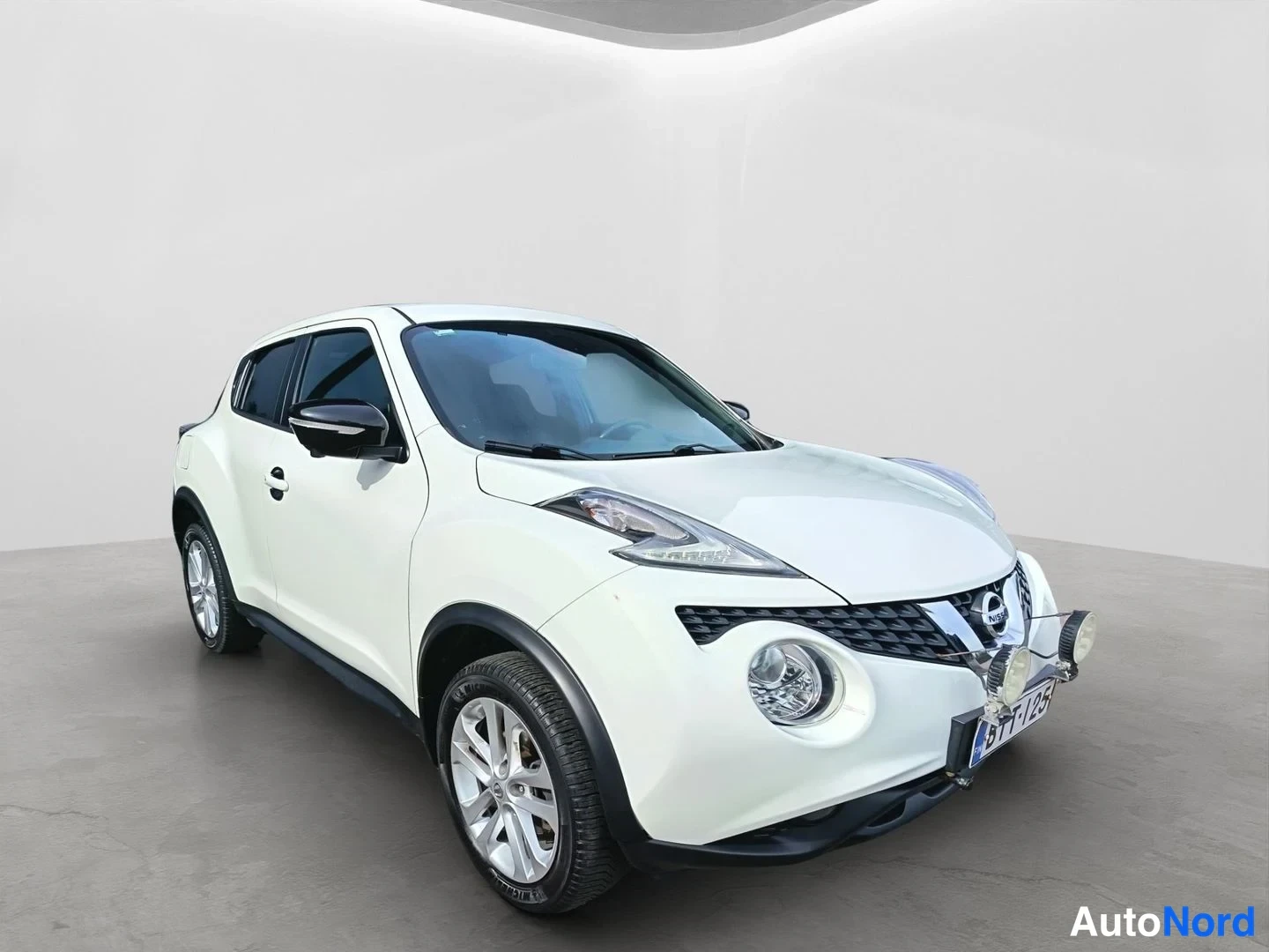 Etuviisto, nokka oikealle: Nissan Juke, etuviisto oikealle, valkoinen