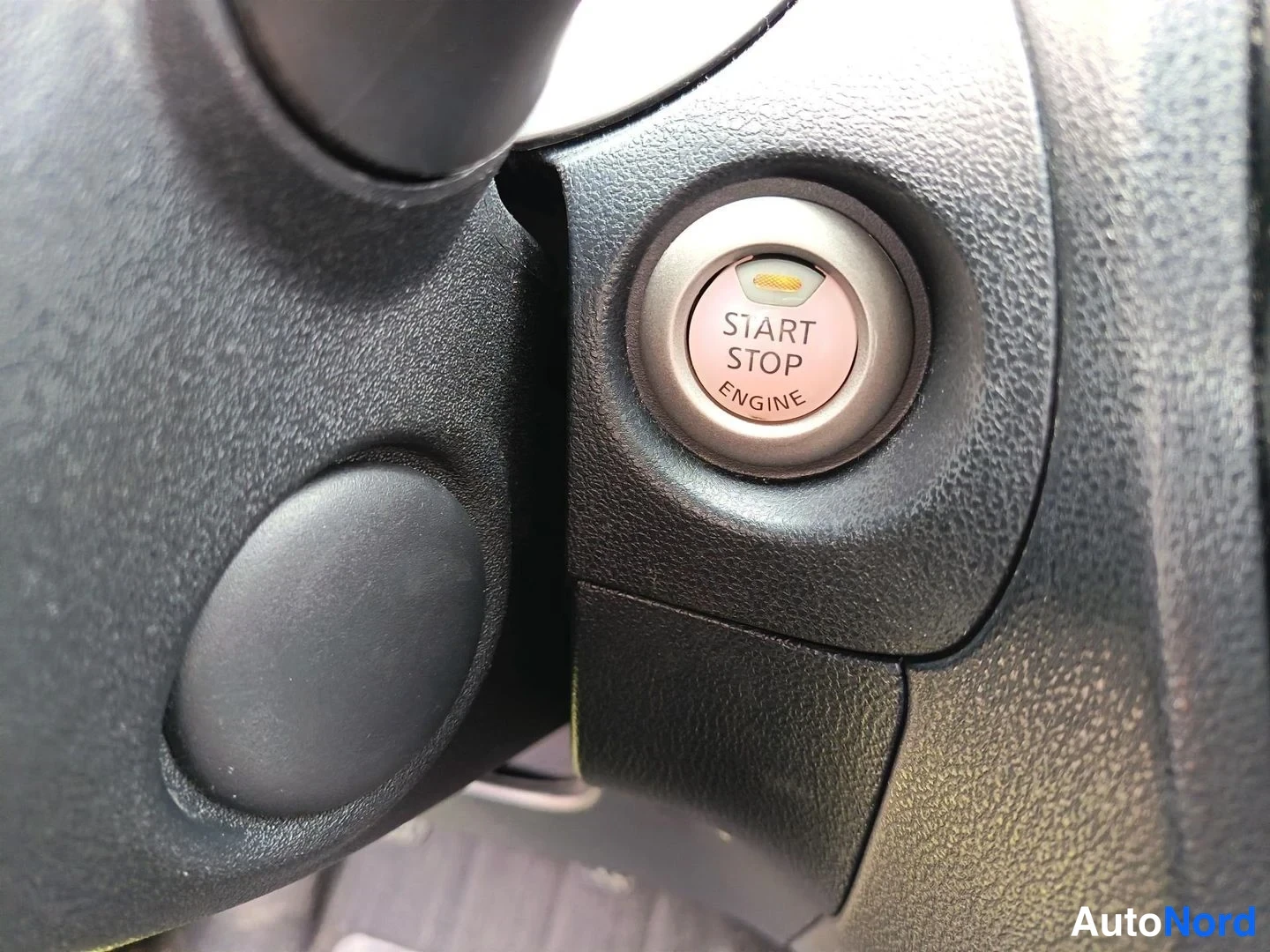 Yksityiskohta: Start Stop Engine -käynnistyspainike ohjauspyörän vieressä.