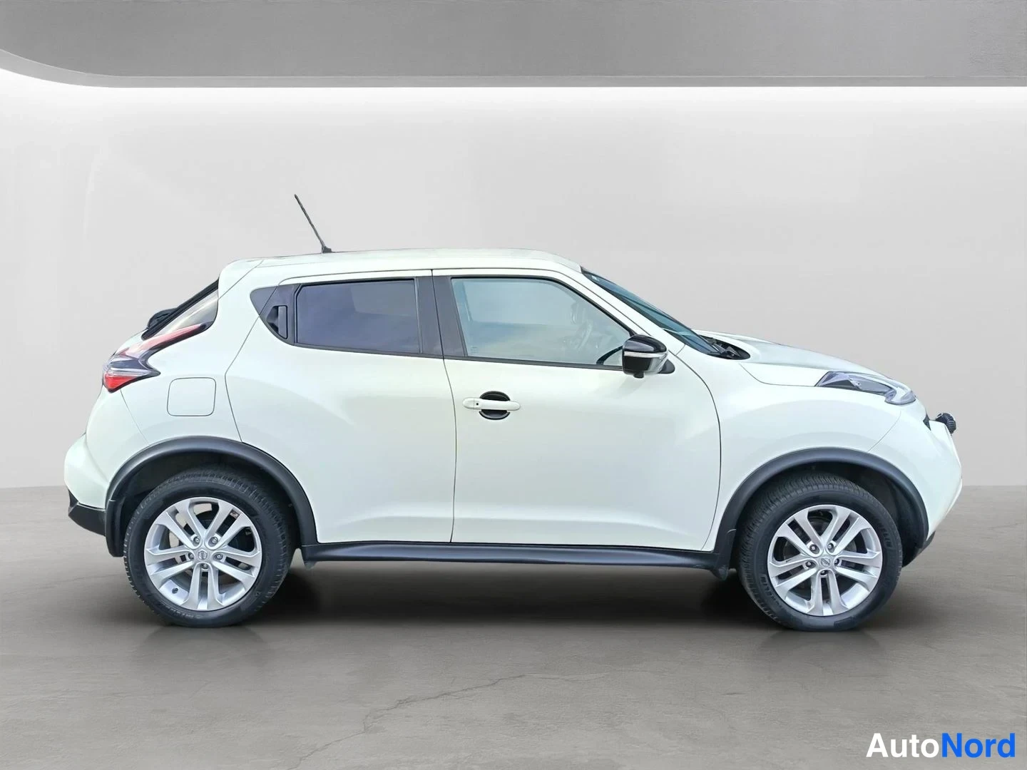 Sivulta: Nissan Juke, sivunäkymä vasemmalta, valkoinen