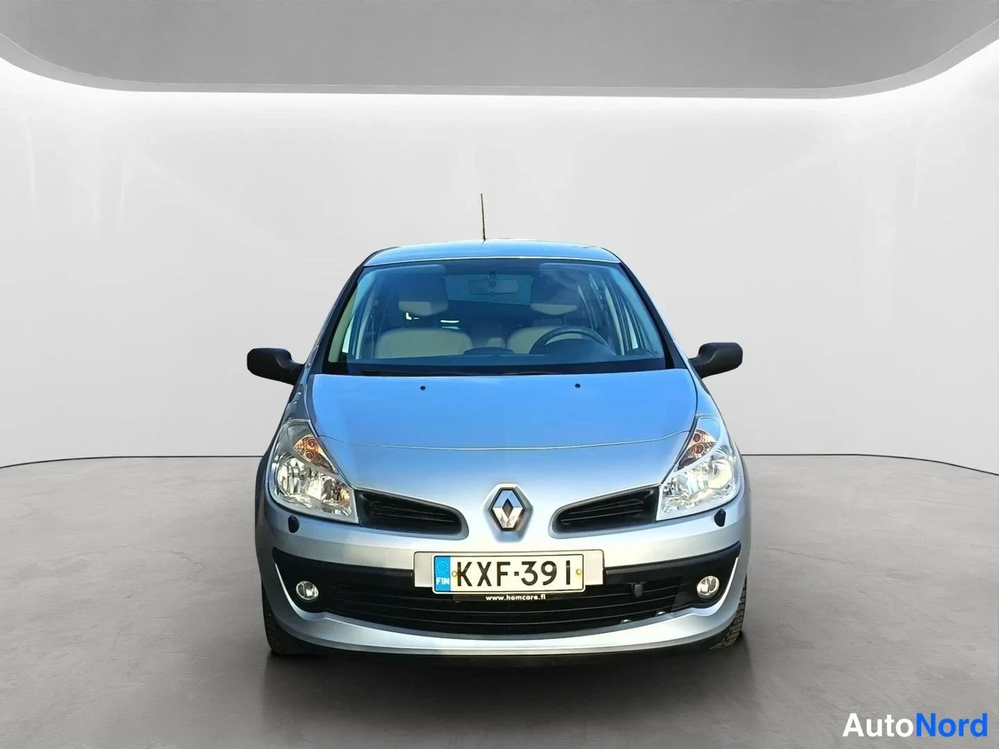 Edestä: Suora etukuva Renault Clion keulasta, rekisterikilpi