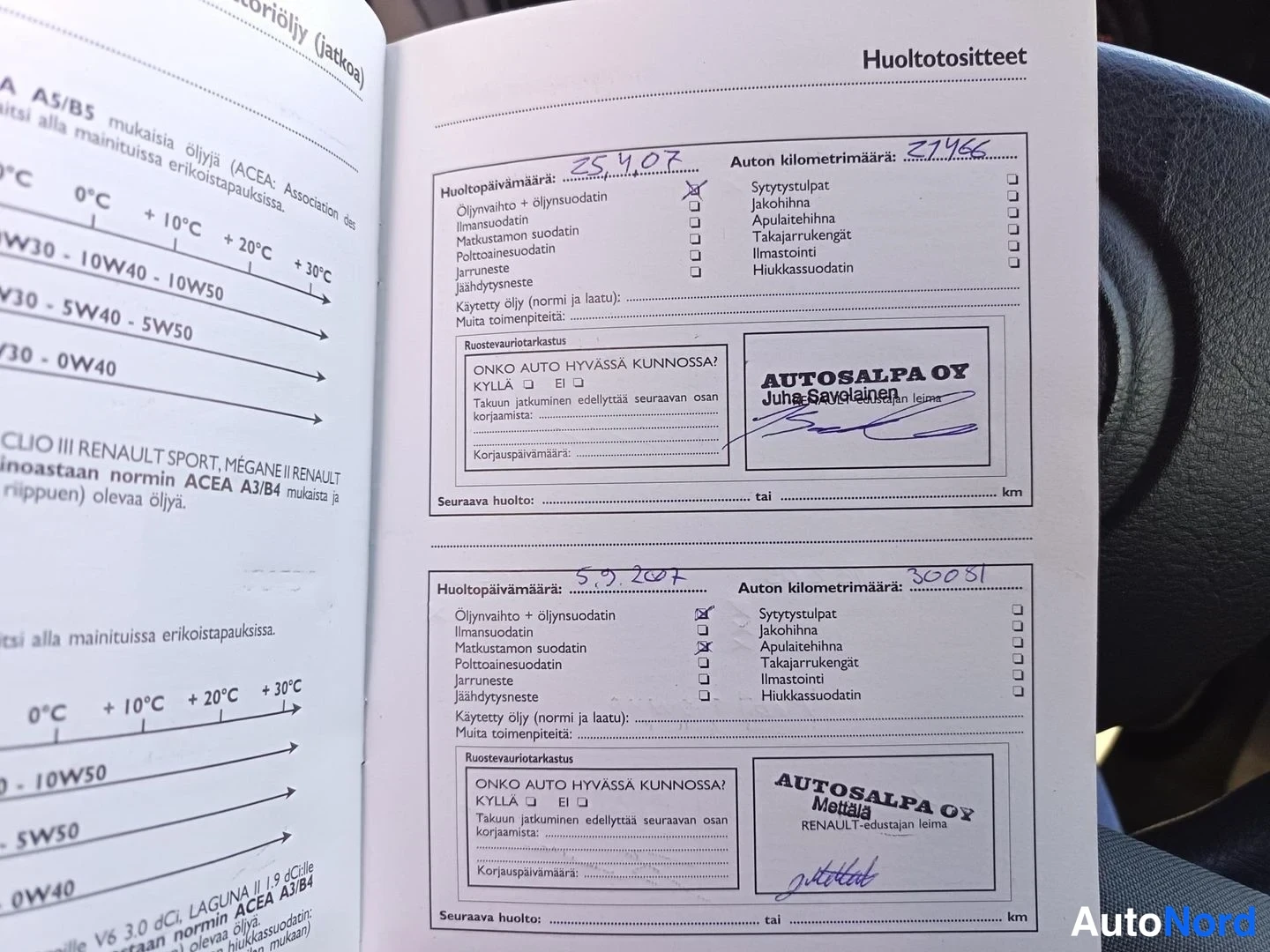 Asiakirja: Huoltokirjan sivu, jossa näkyvät huoltopäivämäärät 25.4.2017 (matkamittari 27966 km) ja 5.9.2017 (matkamittari 50081 km), sekä AUTOSALPA OY:n leimat.