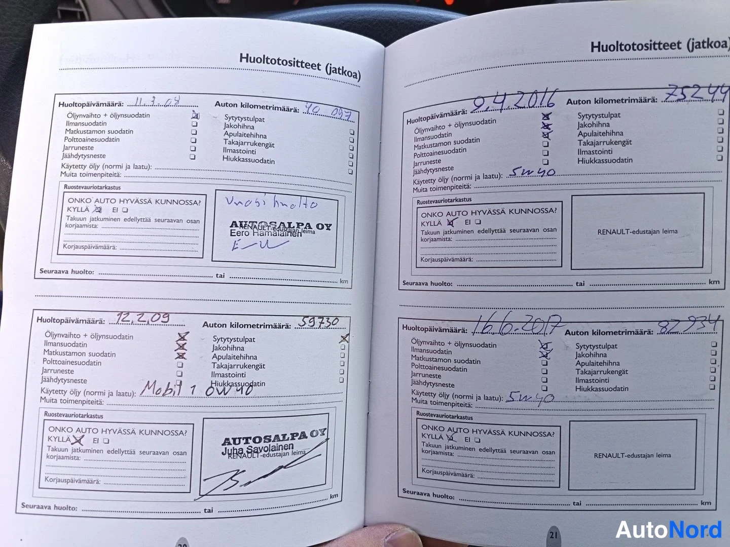 Asiakirja: Huoltokirjan avattu sivu, jolla neljä merkittyä huoltoa: 11.3.04 (16 087 km), 12.2.03 (59 730 km), 9.4.2016 (75 249 km) ja 16.6.2017 (87 934 km). Näkyvissä AUTO