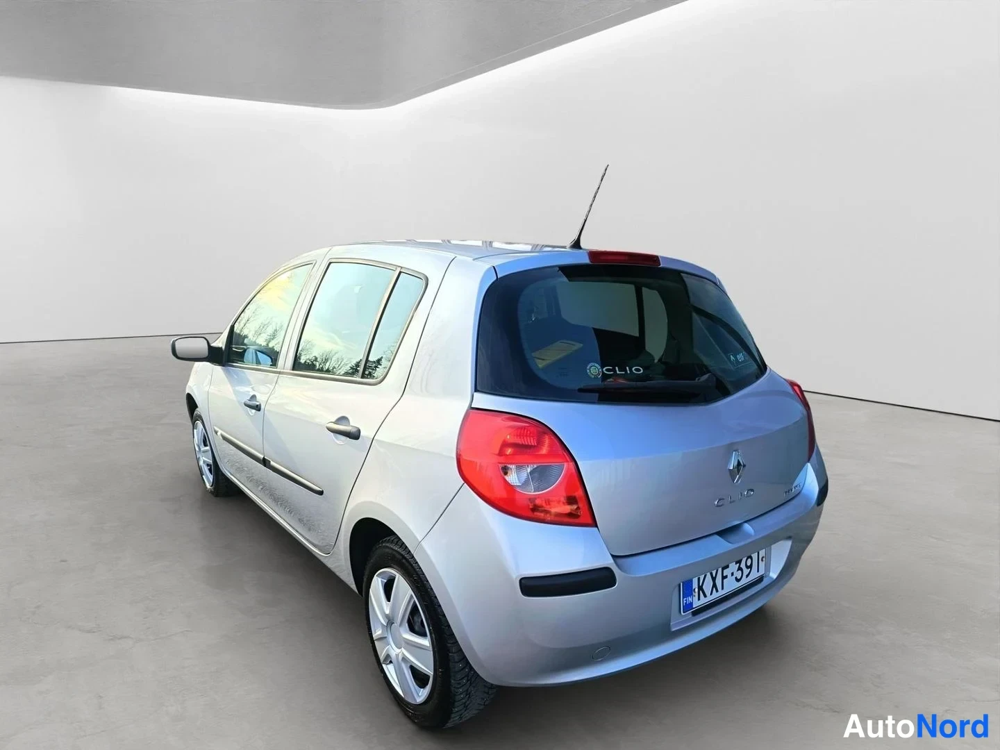 Takaviisto: Takaa oikealta otettu kuva hopeanharmaasta Renault Clistä.