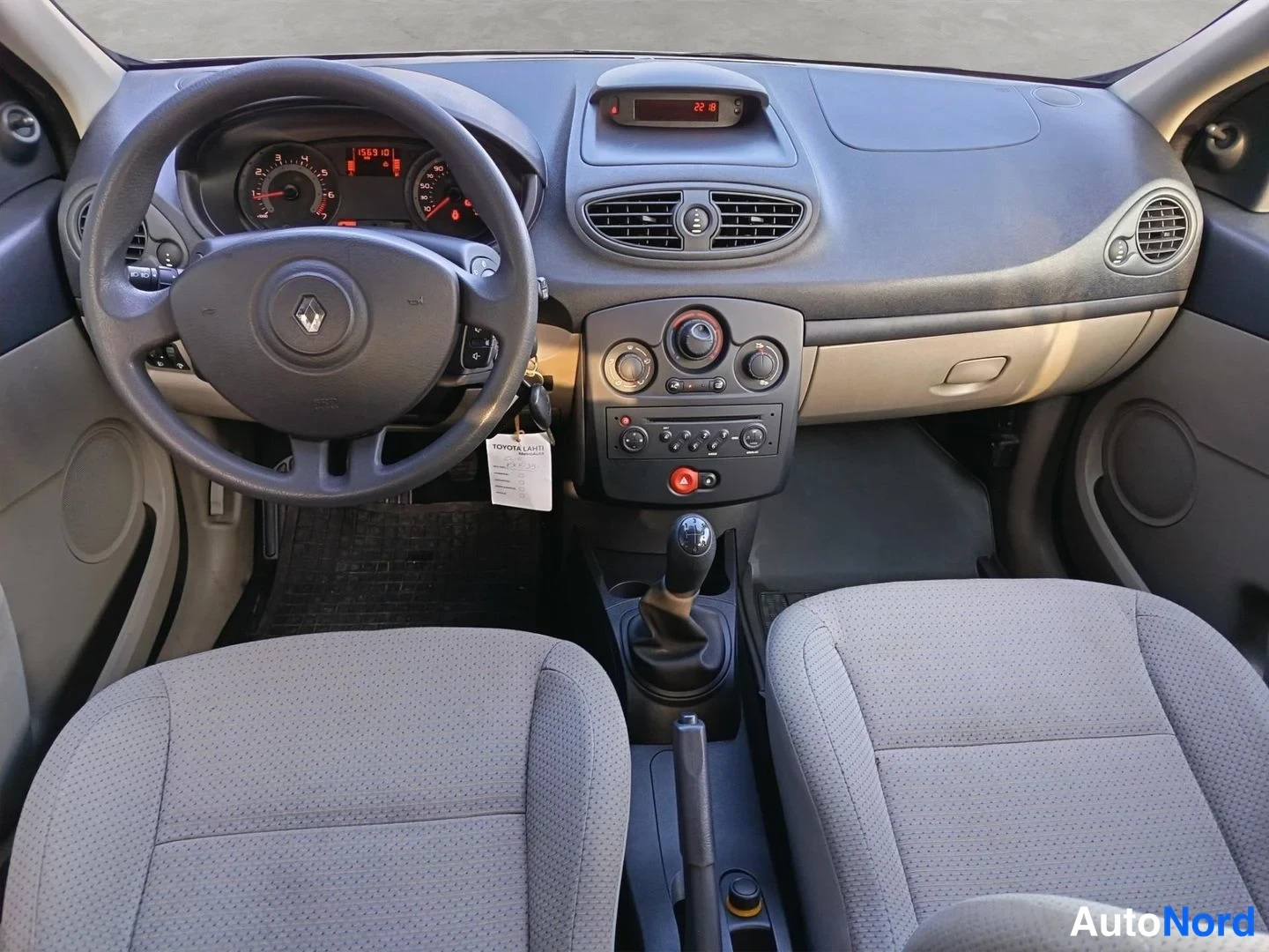 Yksityiskohta: Ohjaamo suoraan edestä: kaksipaikkainen matkustamo, Renault-merkkinen ohjauspyörä, keskikonsolin radio- ja lämpötilasäätimet sekä vaihtopyöränsäiliön kahva ja k