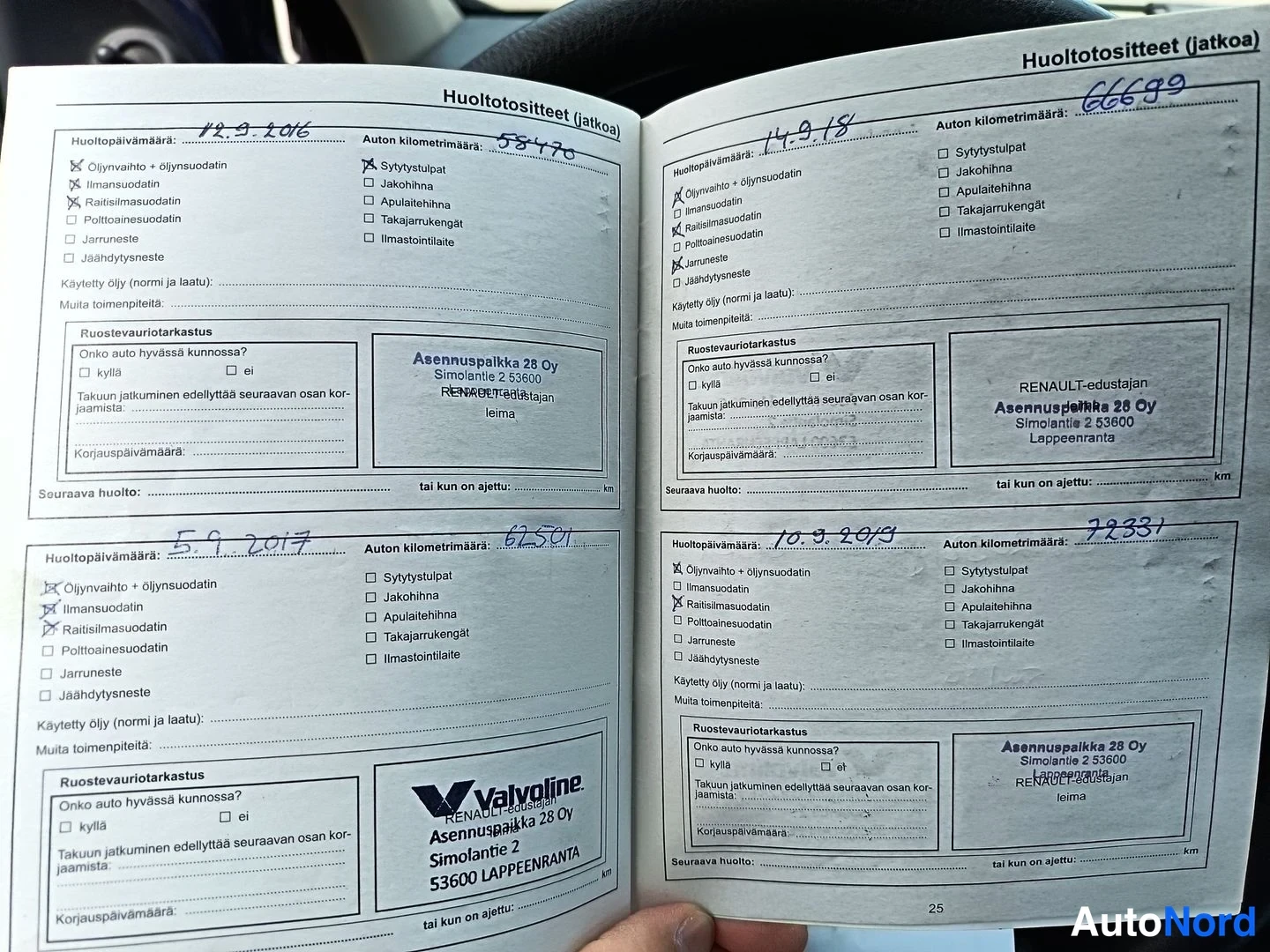 Muu: Huoltokirjan avattu sivu, jossa neljä täytettyä huoltotositetta päivämäröillä 12.9.2016, 14.9.2018, 5.9.2017 ja 10.9.2019 sekä käsin kirjoitettuja kilometrimäär