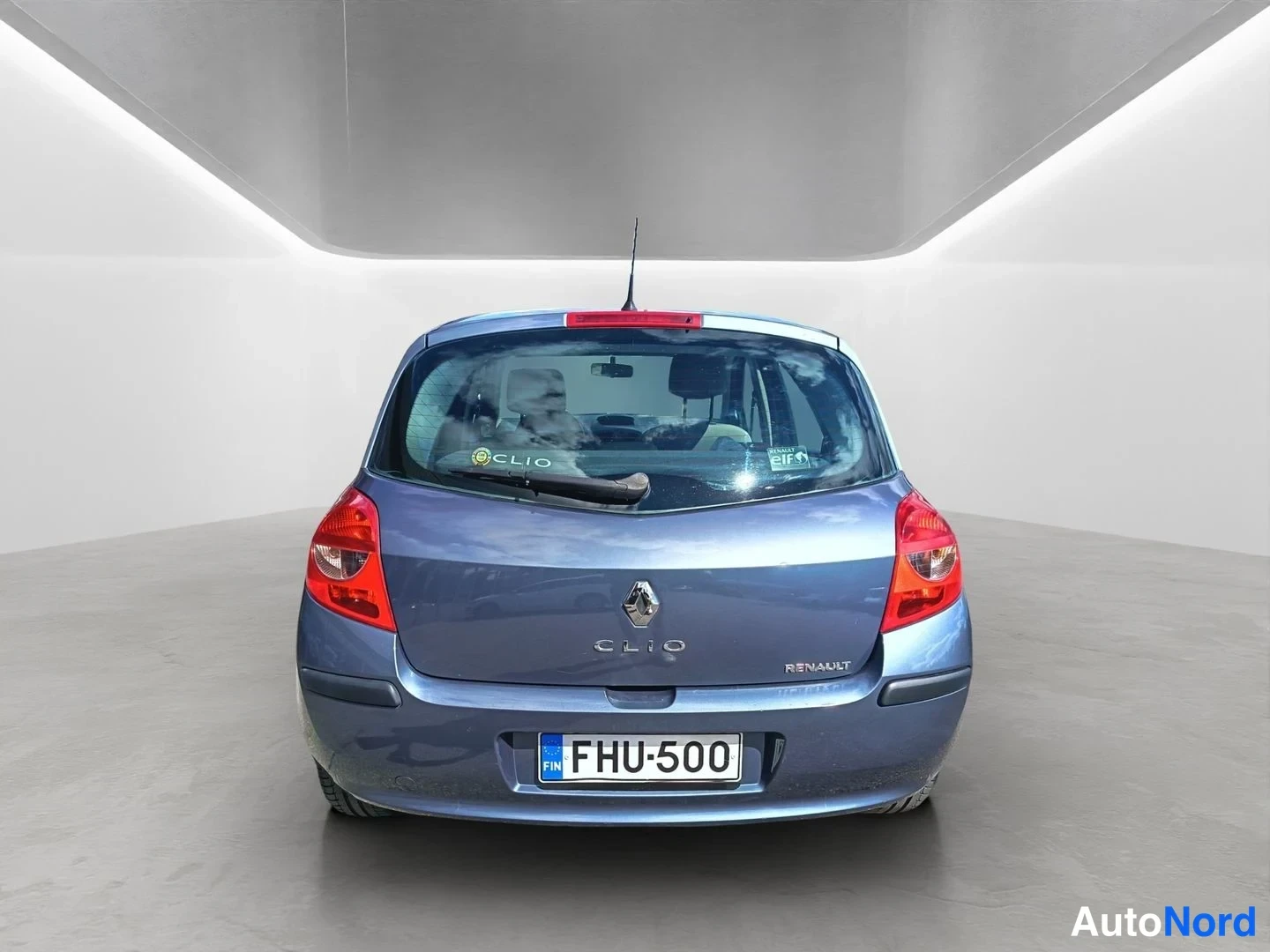 Takaa: Renault Clio -viistoperä suoraan takaa kuvattuna, rekisteritunnus, Clio- ja Renault-tunnukset takaluukussa.