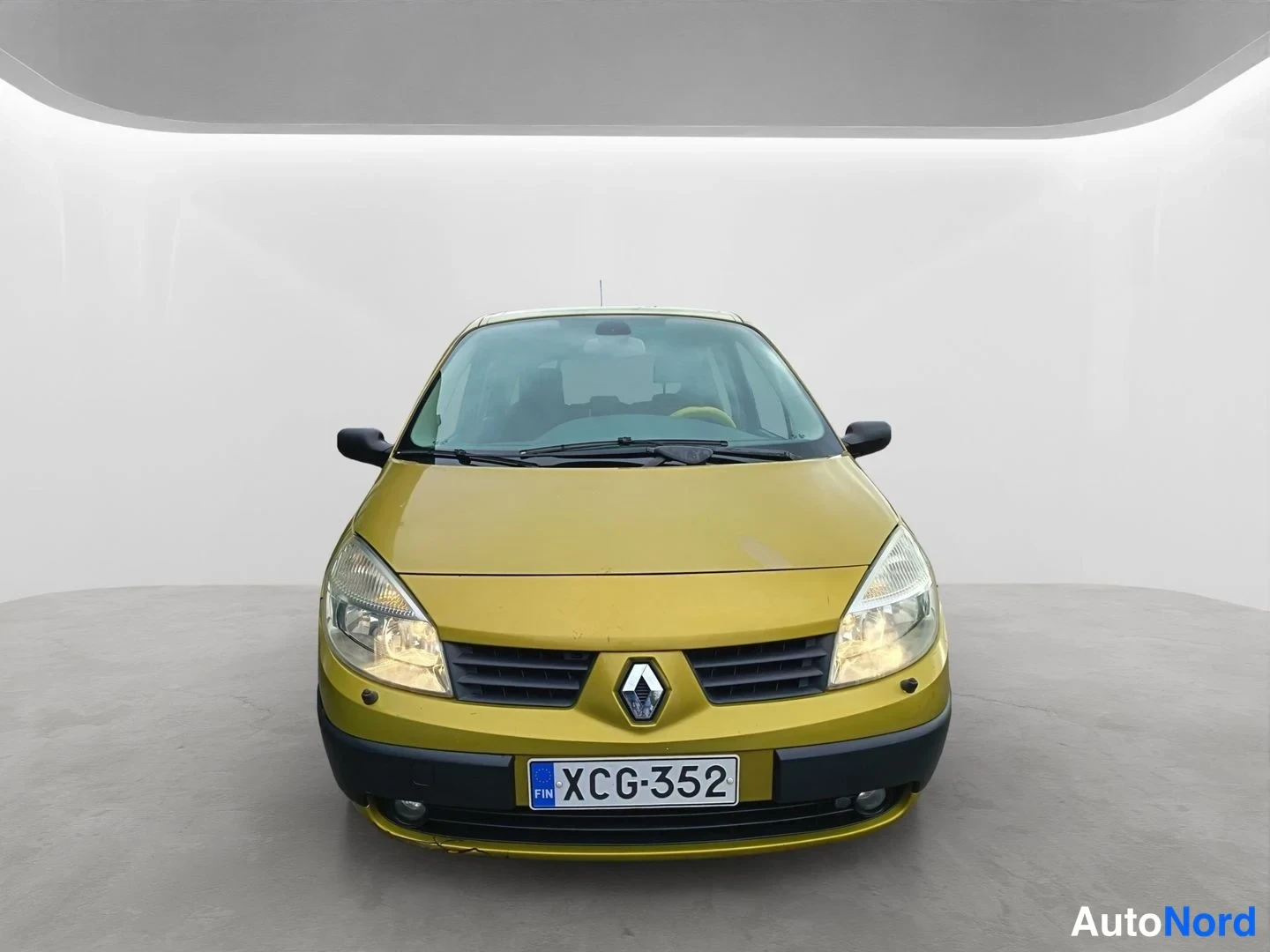 Edestä: Renault Scenic -henkilöauto keltainen, suora etukuva