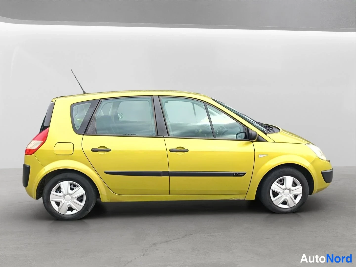 Sivulta: Renault Scenic -henkilöauto keltainen, sivukuva