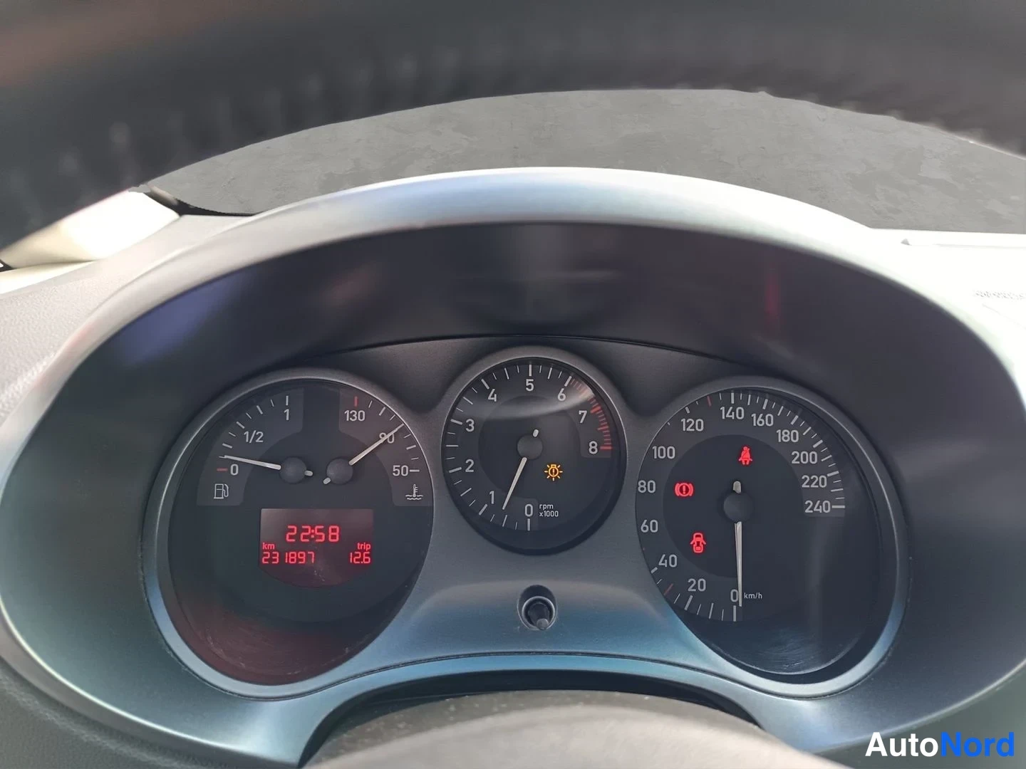 Muu: Mittaristö lähikuvassa: nopeusmittari, kierroslukumittari ja polttoainemittari, ruudulla lukema 23 1897 km ja tripmeter 12,6.