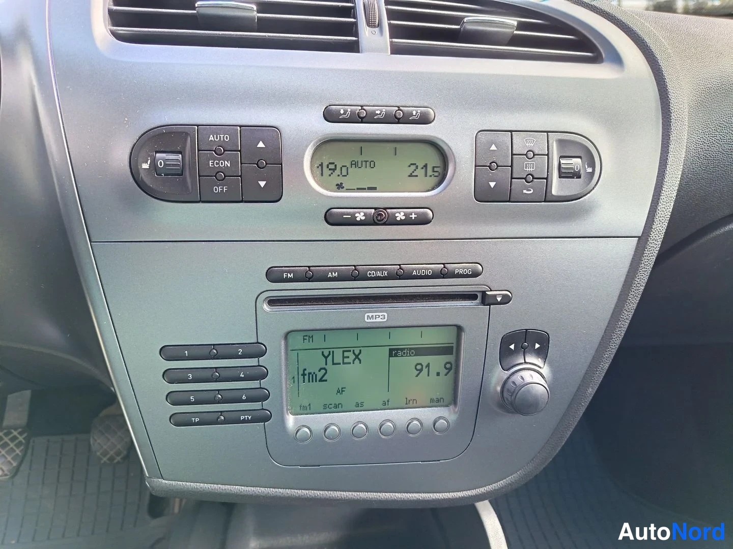 Muu: Keskiö konsoli: automaattisen ilmastoinnin säätimet (AUTO/ECON/OFF), näyttö 19.0 / 21.5, ja MP3-radio näytöllä YLEX 91.9.