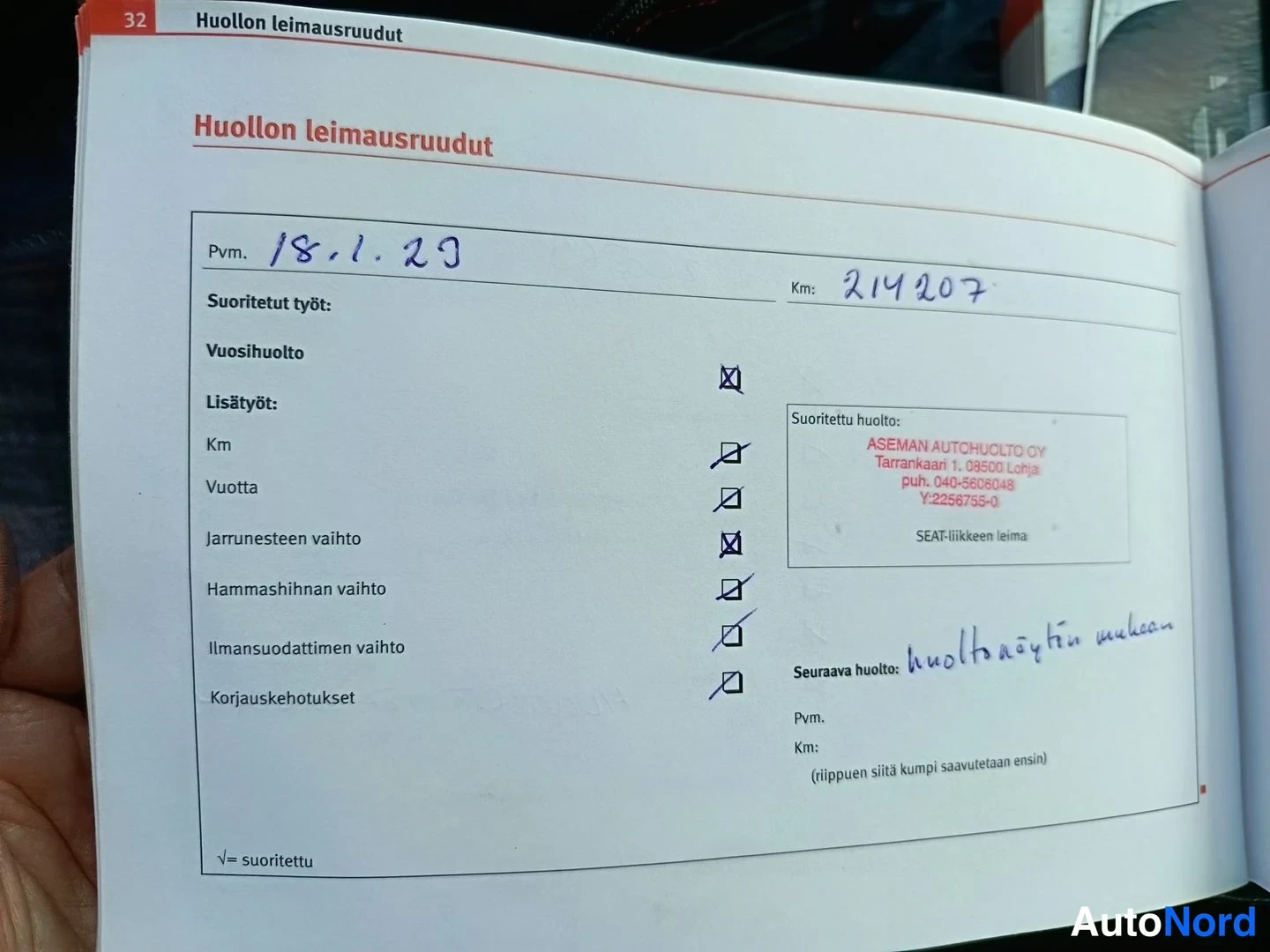 Muu: Huollon leimausruudut -sivu huoltokirjassa, merkintä 18.1.20 ja 214207 km, Aseman Autohuolto Oy:n leima