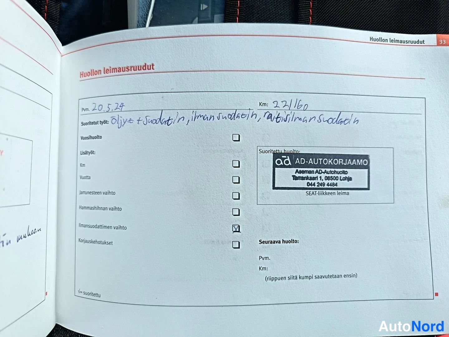 Muu: Huollon leimausruudut -sivu huoltokirjassa, merkintä 20.5.24 ja 221160 km, AD-AUTOKORJAAMO:n leima