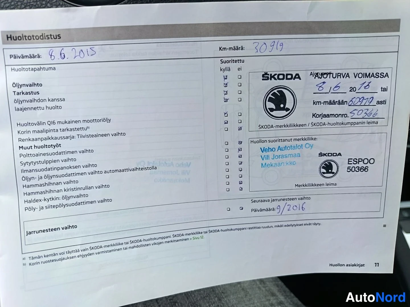 Yksityiskohta: Skoda-huoltotodistus, jossa merkinnät päivämäärä 8.6.2015, km-määrä 30919 sekä Veho Autotalot Oy:n Espoossa tekemä huolto.