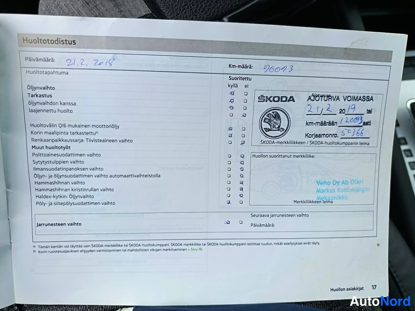 Yksityiskohta: Skodan huoltotodistus, päivämäärä 21.2.2018, km-määrä 96093, öljynvaihto tehty, huoltoliike Veho Oy Ab Olari.