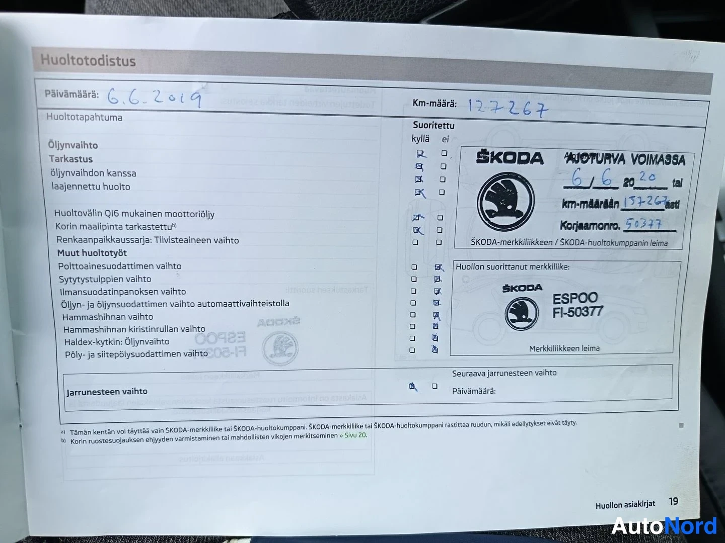 Yksityiskohta: Skodan huoltotodistus, päivämäärä 6.6.2019, km-määrä 127267, öljynvaihto tehty, huoltoliike ŠKODA Espoo FI-50377.