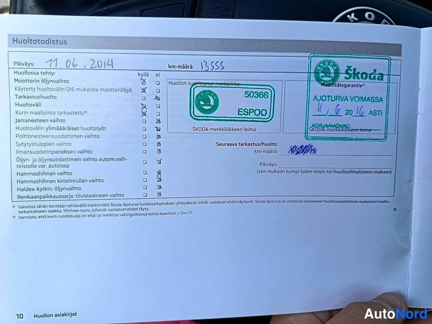 Muu: Huoltotodistuksen sivu, huolto merkitty 11.06.2014 ja km-määrä 13555, Škoda-leimat.