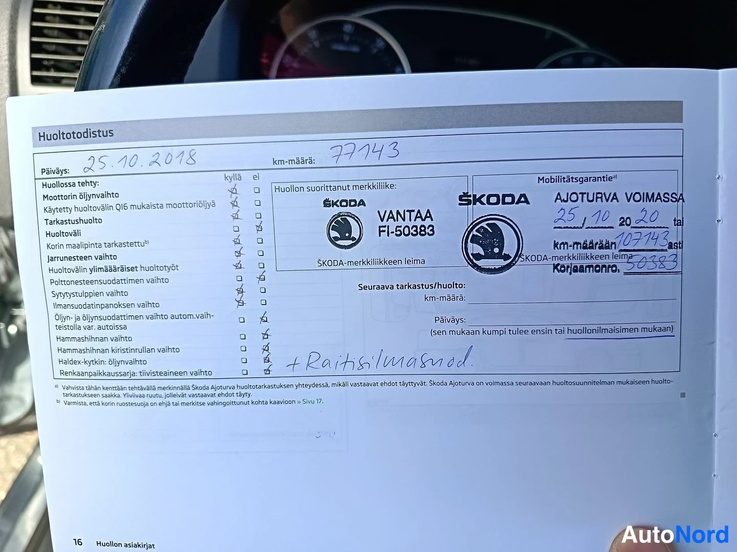 Asiakirja: Yläkulmassa näkyvä huoltotodistussivu, jossa vihkosen teksti Huoltotodistus. Käsinkirjoitettu päiväys 25.10.2018 ja km-määrä 77743. Tunnusmerkkilöinti VANTAA FI