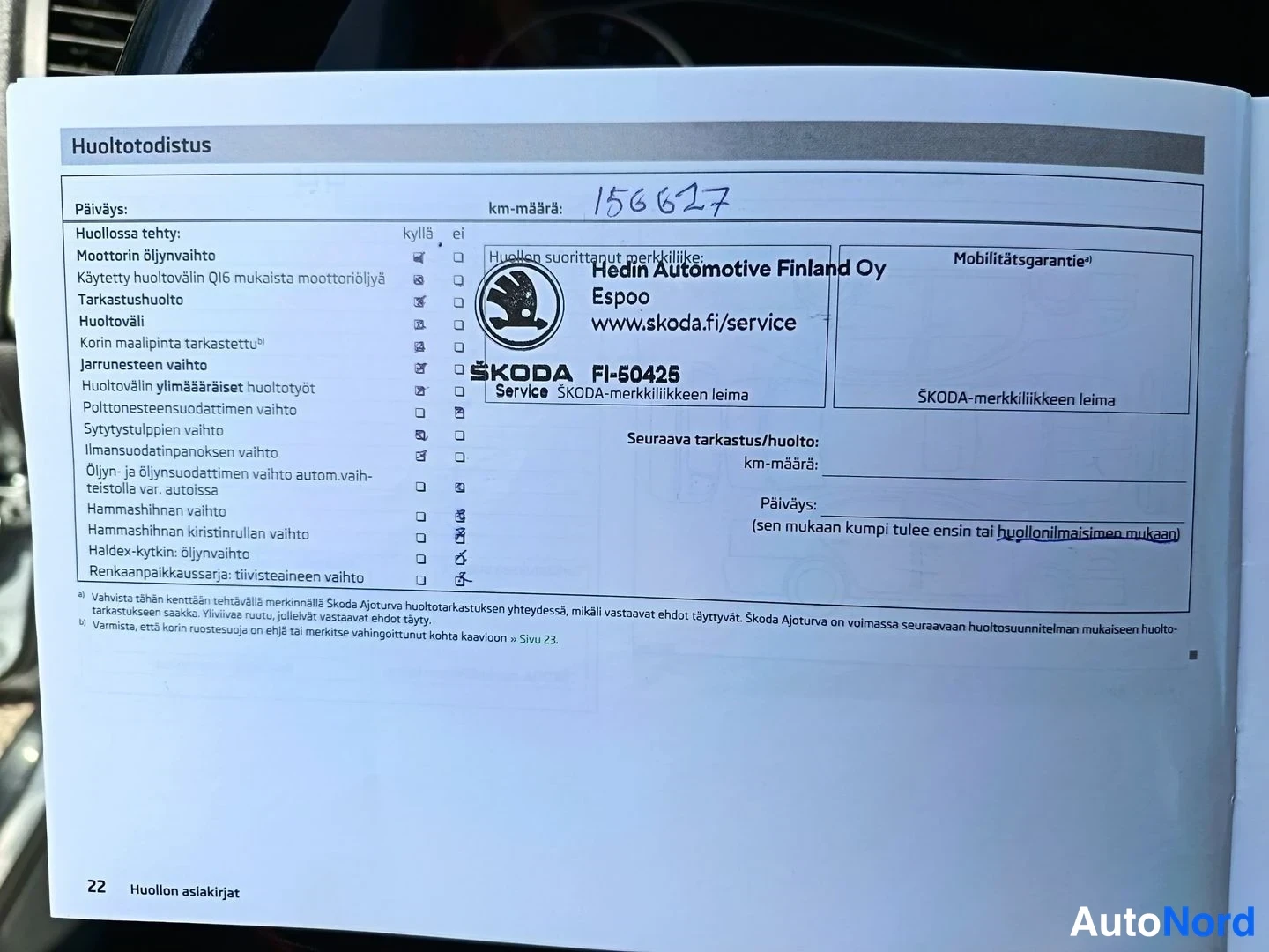 Asiakirja: Huoltotodistus: km-määrä 156627, huolto suoritettu Hedin Automotive Finland Oy Espoossa, ŠKODA Service FI-50425 -leima.