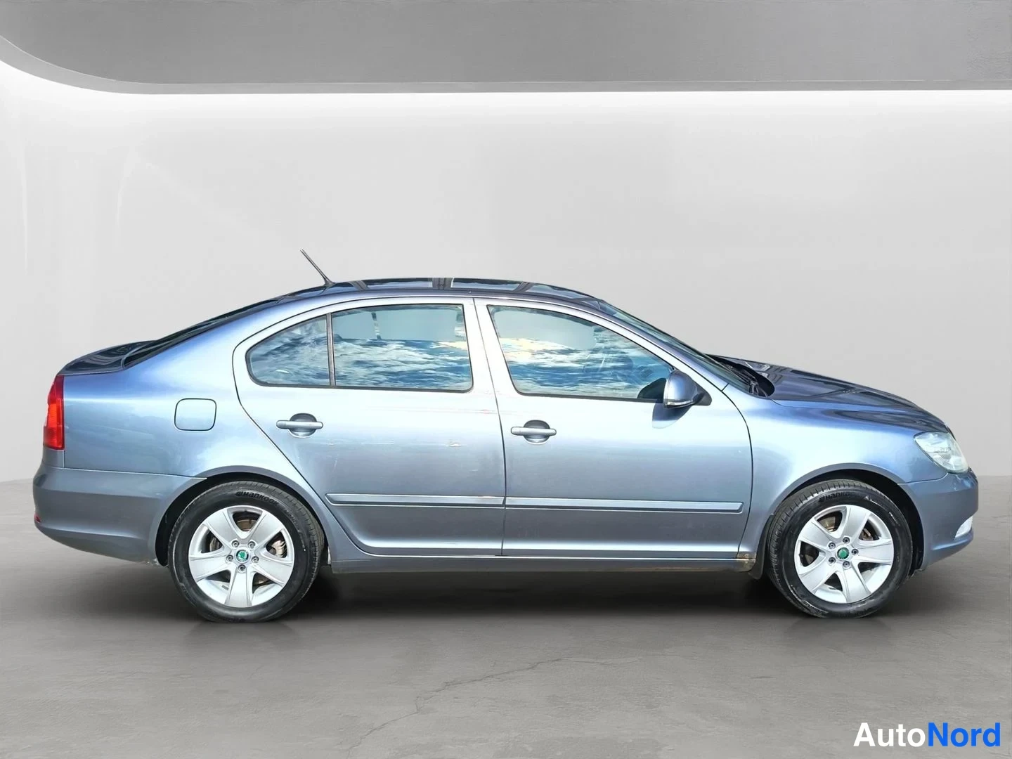 Sivulta: Sinisenharmaan Škoda Octavia -sedan kylkikuva vasemmalta katsottuna.