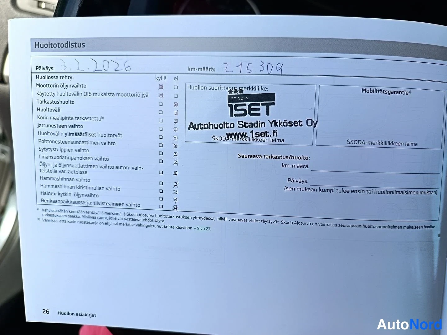 Asiakirja: Asemapäivä 3.2.2026 ja 215 309 km sisältävä huoltotodistus Iset Autohuolto Stadin Ykköset Oy:n leimalla.