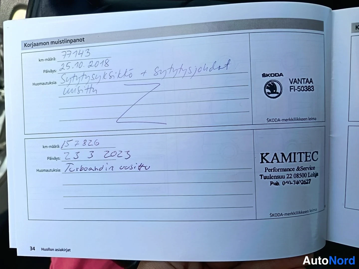 Asiakirja: Huoltokirjan sivu korjaamon muistiinpanoista: merkinnät 77 143 km (25.10.2018, sytytyspuikko + sytytysjohdot) ja 157 826 km (25.3.2023, turboahtimen vesivuoto)