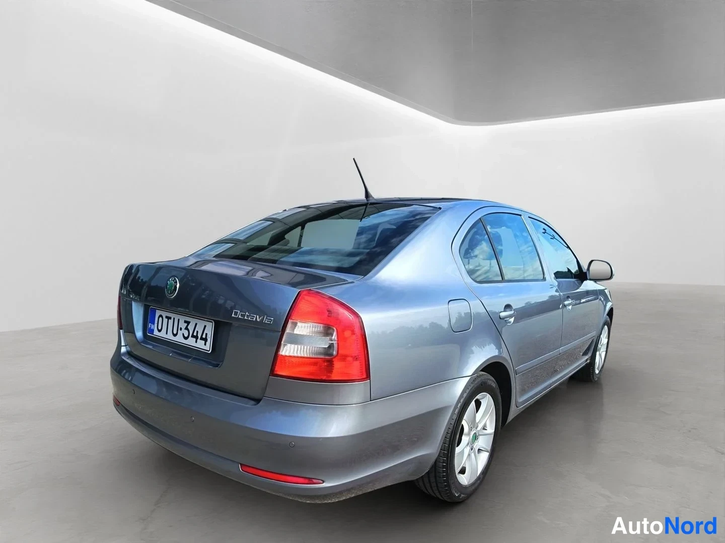 Takaviisto: Harmaan Skoda Octavian takakulma, rekisterikilpi.