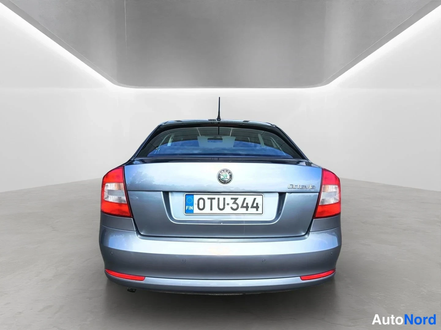 Takaa: Skoda Octavian takaosa suoraan takaa, rekisterikilpi.