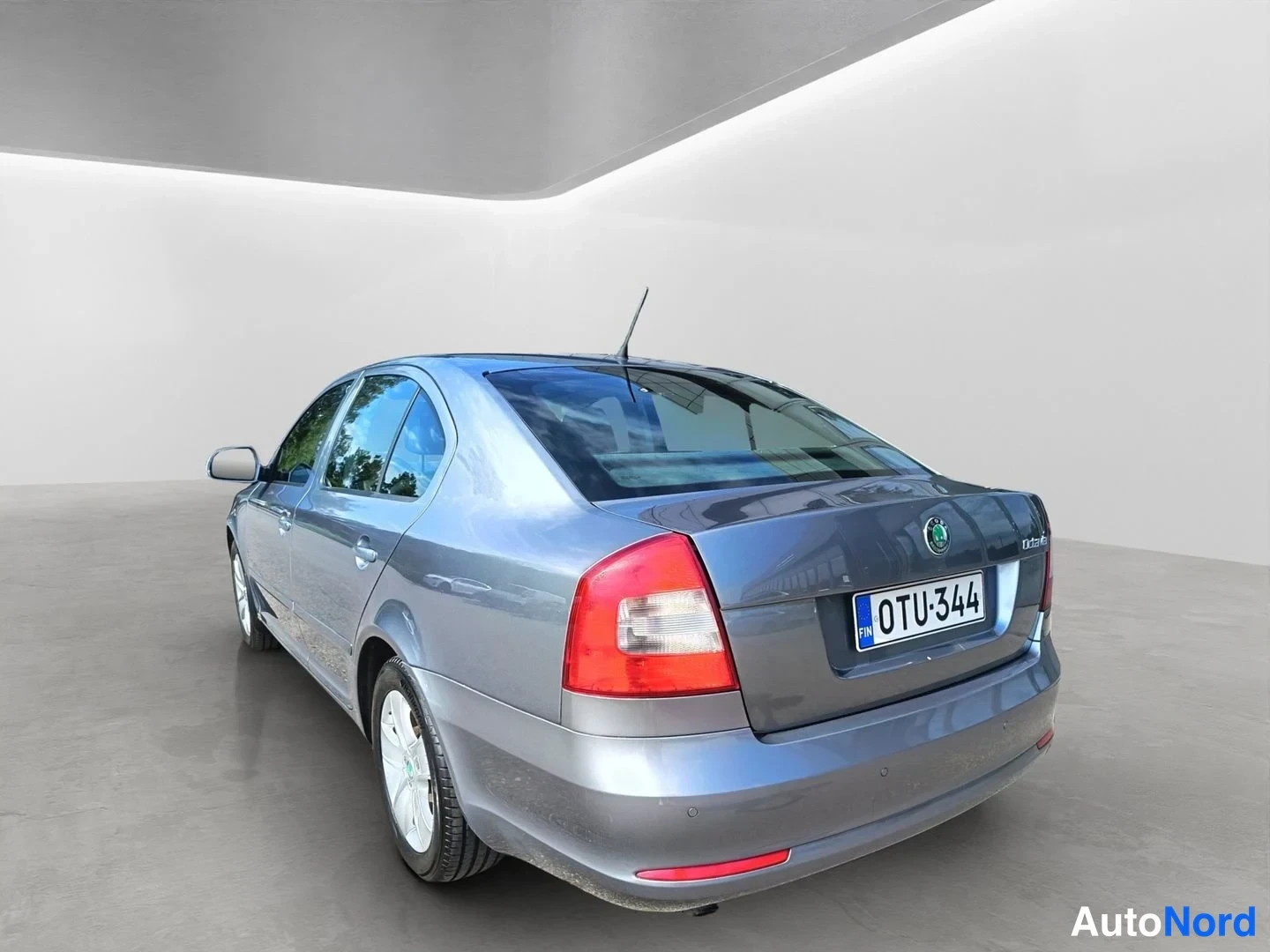 Takaviisto: Harmaan Skoda Octavian takakulma toiselta sivulta, rekisterikilpi.