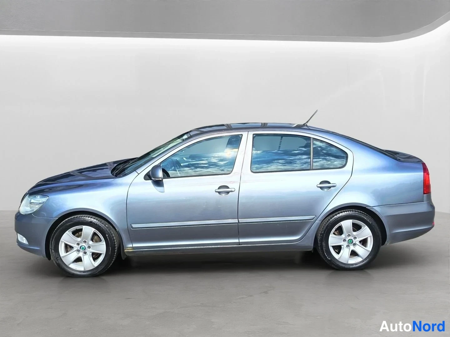 Sivulta: Harmaan Skoda Octavian sivuprofiili kuvattuna sivulta.