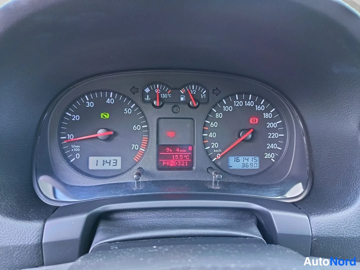 Ohjaamo: Dashboard instrument cluster with analog speedometer and tachometer, digital clock reading 11:43, central trip computer showing outside temperature 15.5°C and o