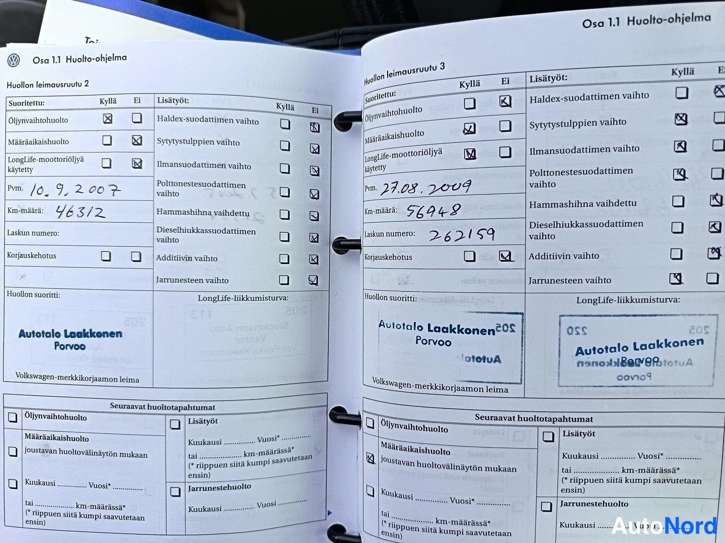 Asiakirja: Kuva autopalvelukirjan auki olevista sivuista. Oikealla sivulla lukee 'Osa 1.1 Huolto-ohjelma'. Vasemmalla sivulla huoltotiedot päivältä 10.9.2007 ja oikealla s