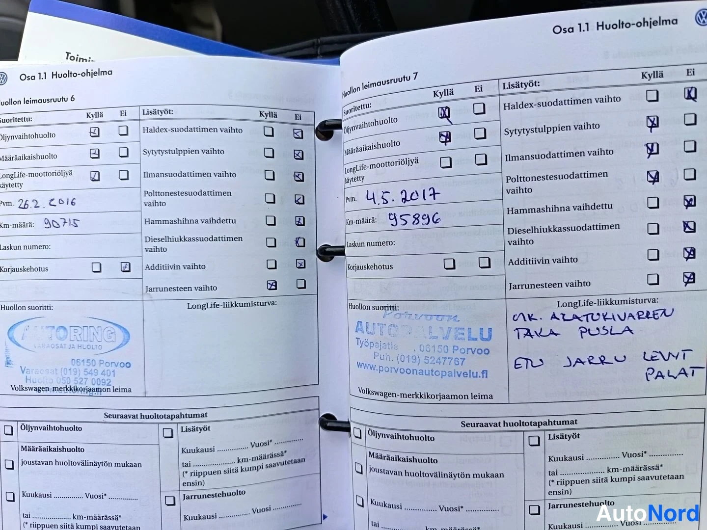 Yksityiskohta: Volkswagenin huoltokirja avattuna sivuilla huollon leimausruutu 6 ja 7, käsin täytetyt merkinnät vuosilta 2016 ja 2017.