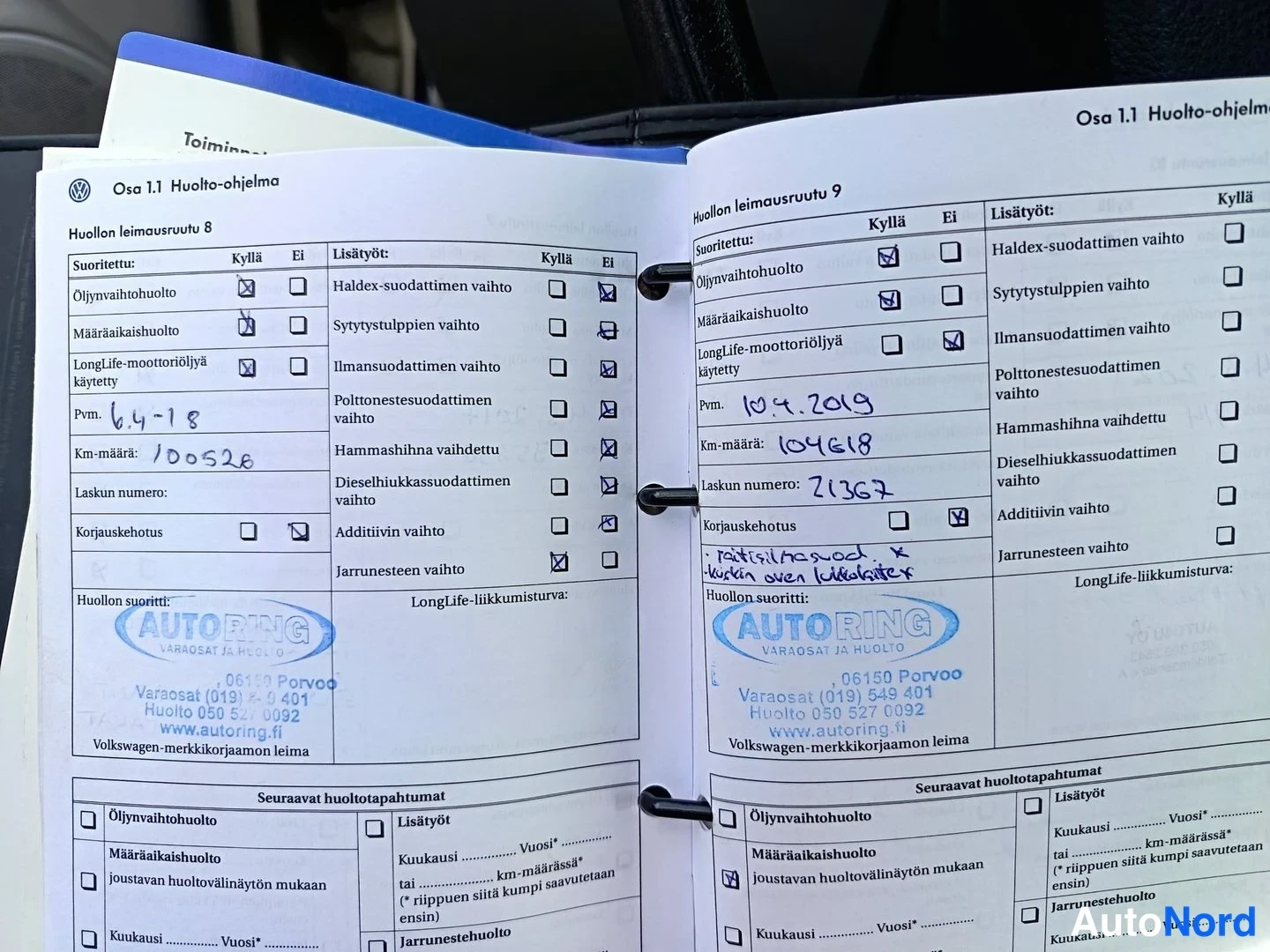 Yksityiskohta: Volkswagenin huoltokirjan sivut huollon leimausruutu 8 ja 9, käsin merkityt huollot vuosilta 2018 ja 2019.
