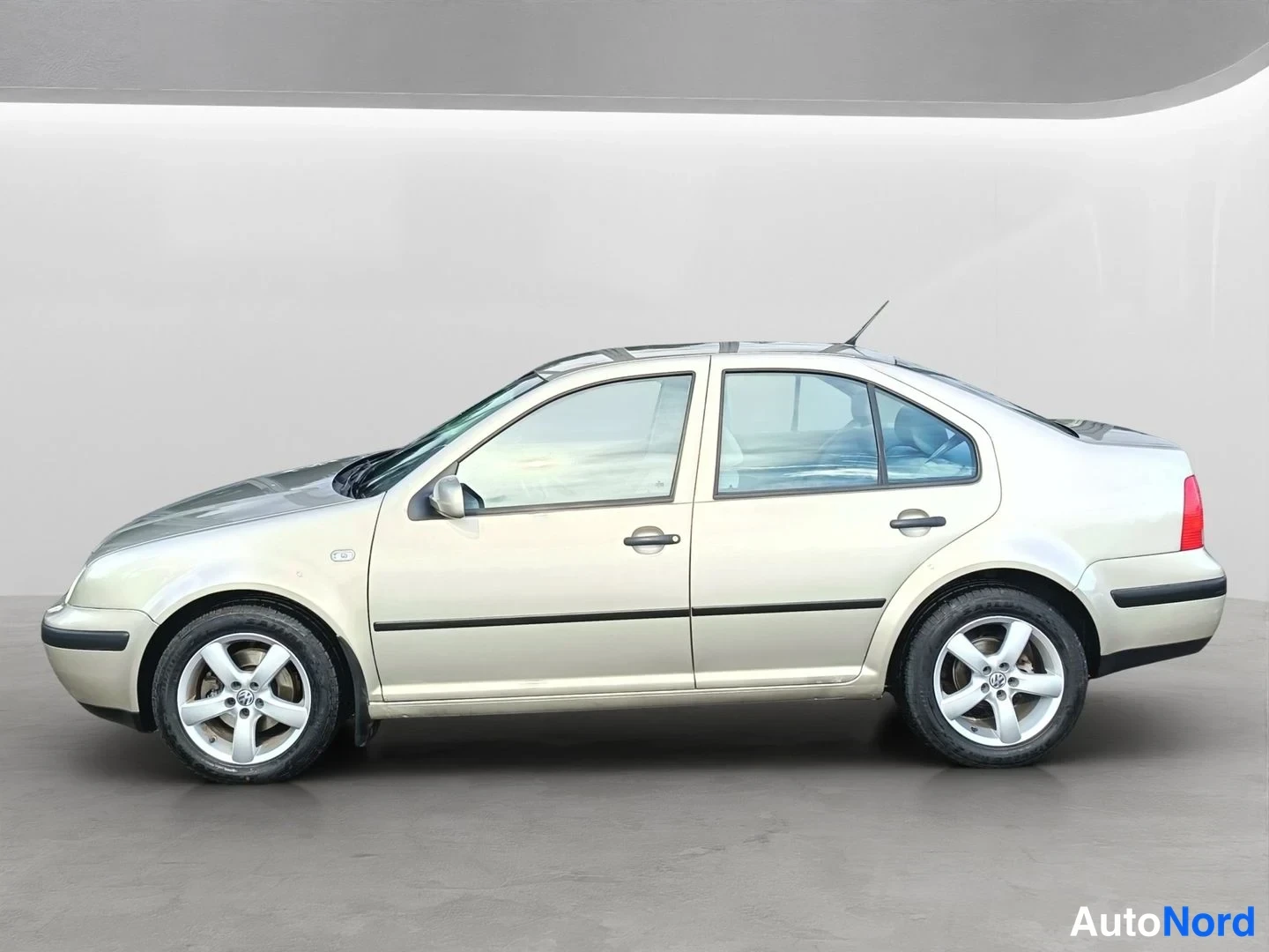 Sivulta: A profile shot of the car's right flank showing four doors and silver alloy wheels against a white background.
