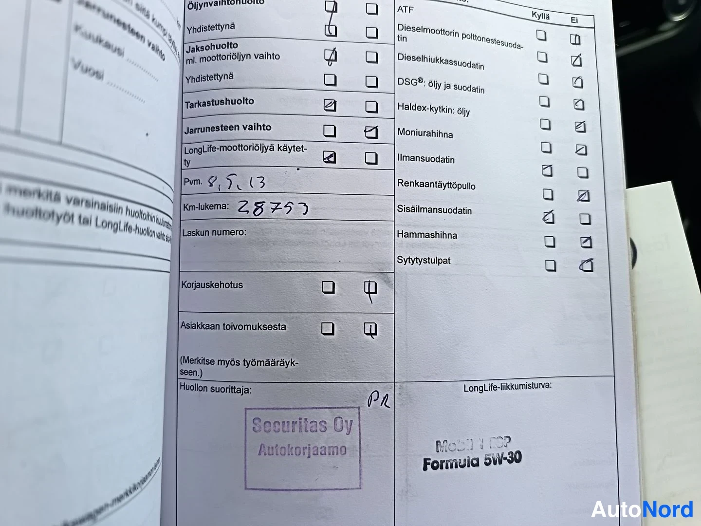 Muu: Huoltokirjan leimausruutu: öljynvaihtohuolto ja jaksohuolto rastitettu, Pvm 9.5.13, km-lukema 28753, leima Securitas Oy Autokorjaamo.