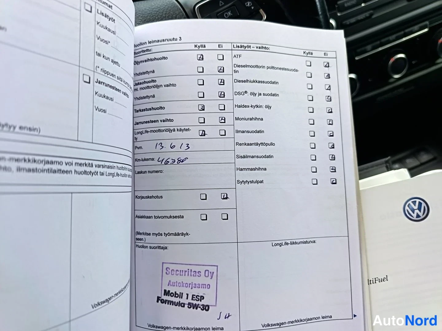 Muu: Huollon leimausruutu 3 huoltokirjassa: öljynvaihtohuolto rastitettu, Pvm 13.6.13, km-lukema 46380, leima Securitas Oy Autokorjaamo ja Mobil 1 ESP Formula 5W-30.