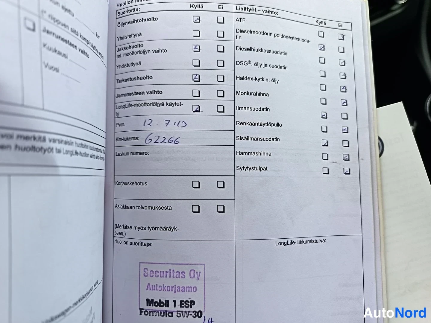 Yksityiskohta: Huoltokirjan sivu huollon leimausruudulla, käsinkirjoitettu päivämäärä 12.7.13 ja km-lukema 62266, Securitas Oy Autokorjaamon leima Mobil 1 ESP Formula 5W-30.