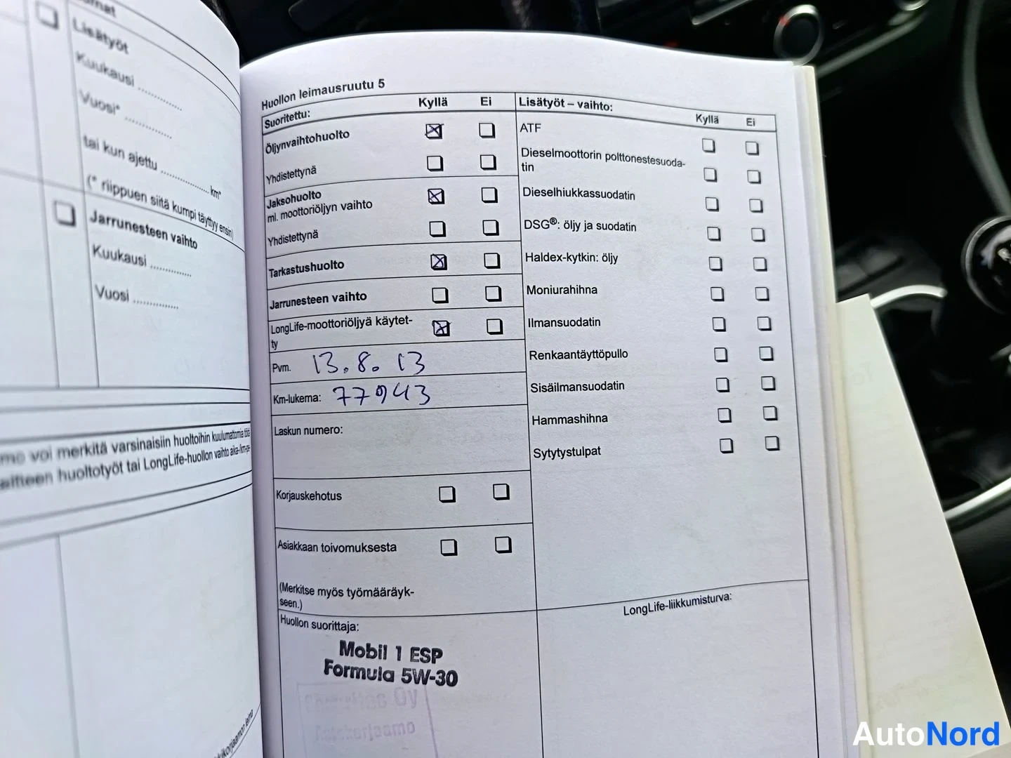Yksityiskohta: Huoltokirjan leimausruutu 5, öljynvaihto-, jaksahuolto- ja tarkastushuolto rastitettu, käsinkirjoitettu pvm 13.8.13 ja km-lukema 77943, Mobil 1 ESP Formula 5W-3
