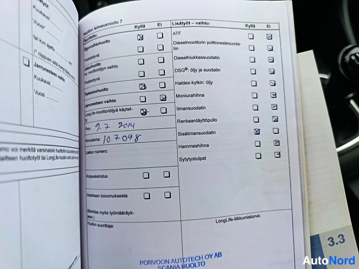 Yksityiskohta: Huoltokirjan leimausruutu 7, öljynvaihto- ja tarkastushuolto rastitettu, käsinkirjoitettu pvm 9.7.2014 ja km-lukema 107098, Porvoon Autotech OY AB Scania Huolto