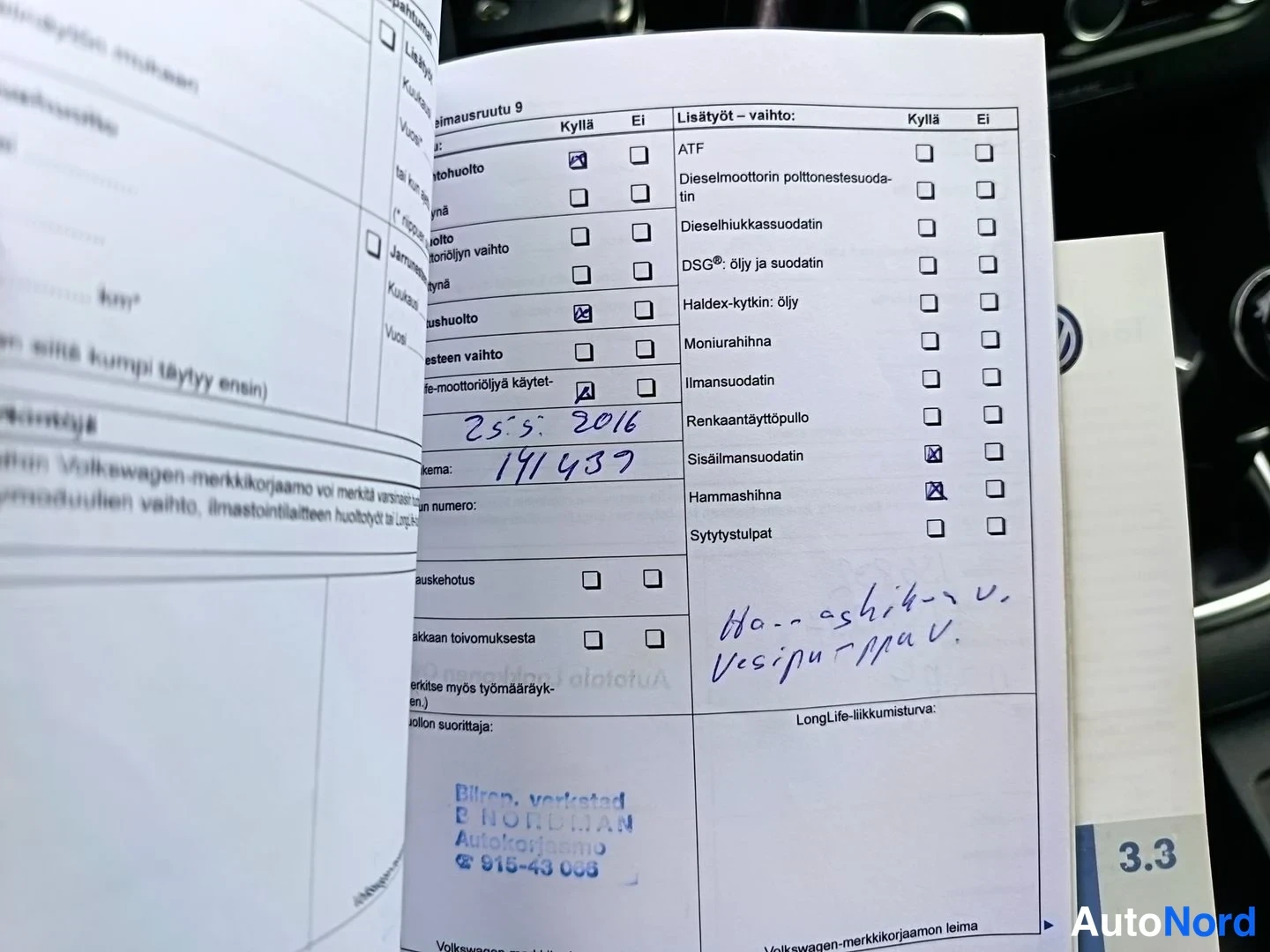 Asiakirja: Second page of a vehicle service booklet showing handwritten maintenance records including date 25.5.2016 and odometer reading 141437 km. Additional notes inclu